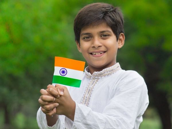 हाथों में तिरंगा लहराता हुआ बच्चा (pic : Istock)