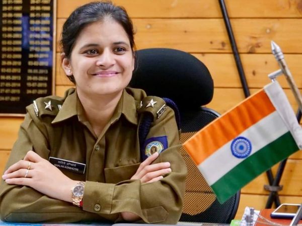 Shalini Agnihotri IPS, ips officer shalini agnihotri, shalini agnihotri biography in hindi, shalini agnihotri ips, shalini agnihotri biography, 