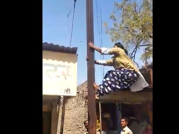 Usha Jagdale a woman in Maharashtra who climbs electric pole, fixing snapped wire