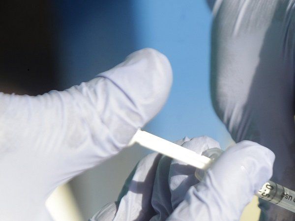 Vaccination: क्या वैक्सीन की दोनों डोज एक ही कंपनी की होनी चाहिए? यहां जानें जवाब
