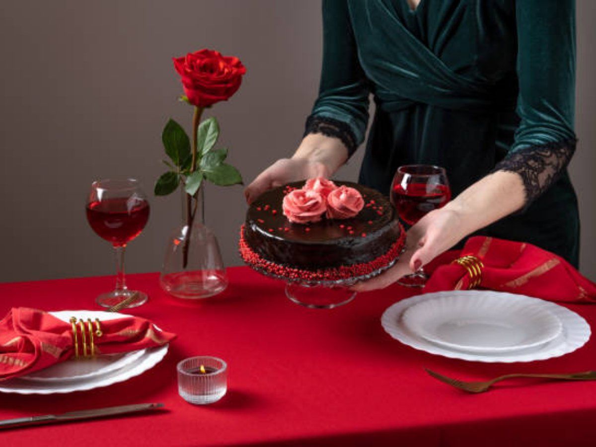 Valentine Day Special Cake: चॉकलेट केक में अपनी मोहब्बत का मीठापन मिला कर पार्टनर को करें सर्व, देखें रेसिपी