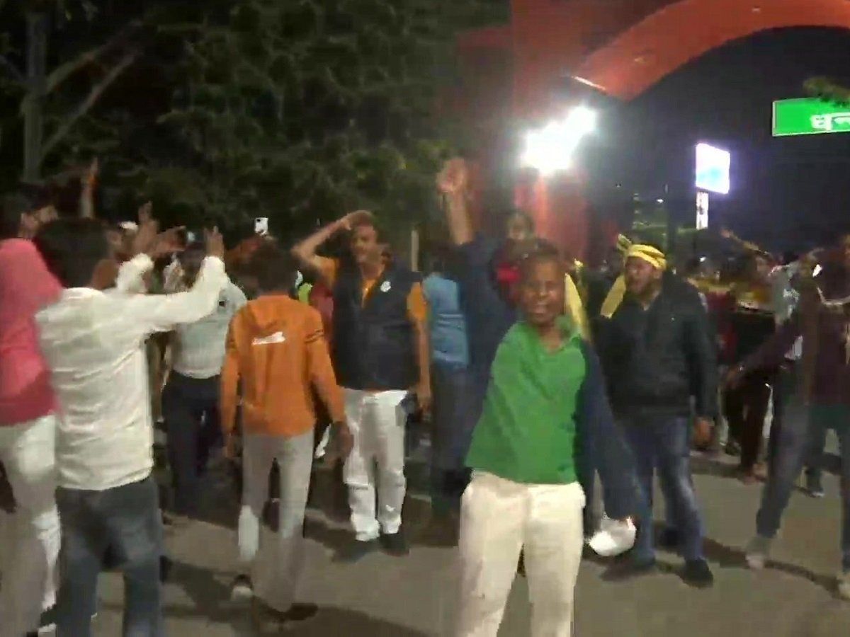 Varanasi: एक EVM स्ट्रॉन्ग रूम के बाहर समाजवादी पार्टी के कार्यकर्ताओं ने दिया धरना, अखिलेश ने उठाए हैं गंभीर सवाल