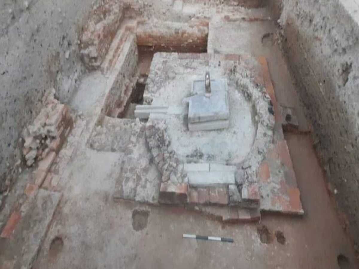 Varanasi News: वाराणसी में यहां हो रही खुदाई, मिले 3500 साल पुराने छह खंभों के स्तंभ और कई पुरावशेष