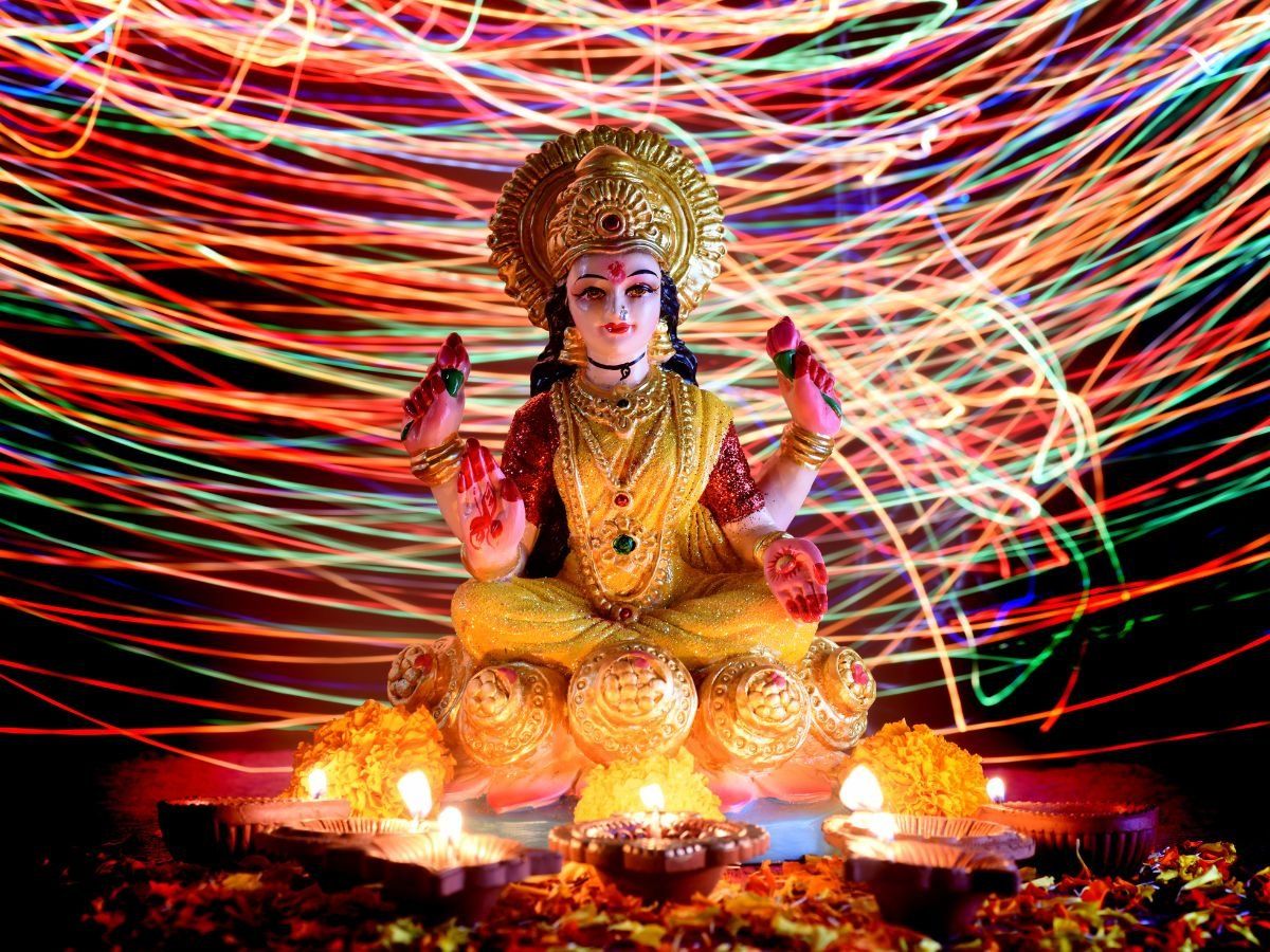 Vastu Tips: सोने से पहले मुख्य द्वार पर दीपक जलाएं व इसके साथ करें ये काम, होगी अपार धन की प्राप्ति