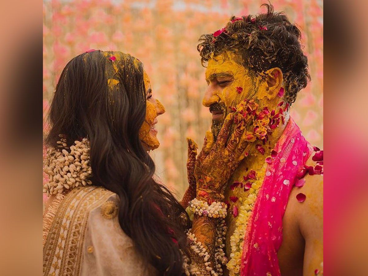 Vicky Kaushal Katrina Kaif Haldi Photos: एक दूसरे को हल्दी लगाते हुए रोमांटिक हुए कैटरीना कैफ- विक्की कौशल, लिखा- 'शुक्र, सब्र और खुशी'