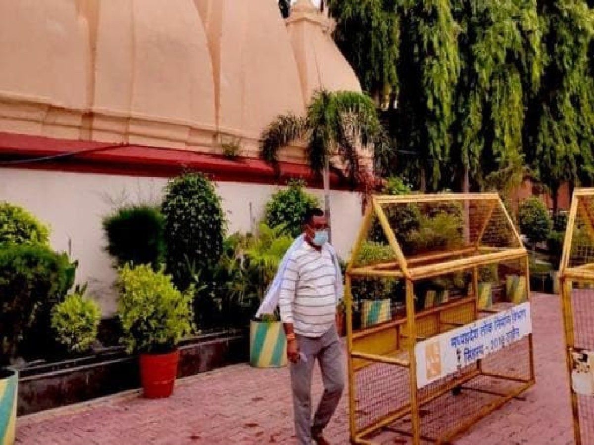 मंदिर में प्रवेश करते विकास दुबे ने कटवाई थी VIP रसीद, जूता स्टैंड में रखा था बैग और फिर...
