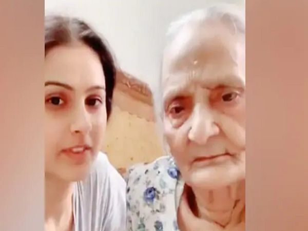 Girl to her grandmother Say hello, she gives superb reply video gone viral on social media