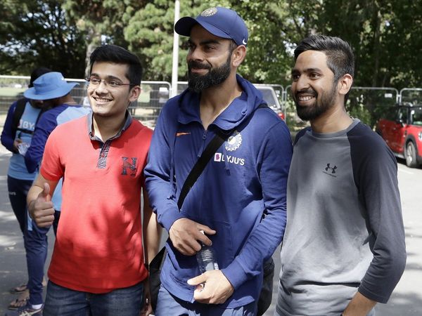Virat Kohli with fans