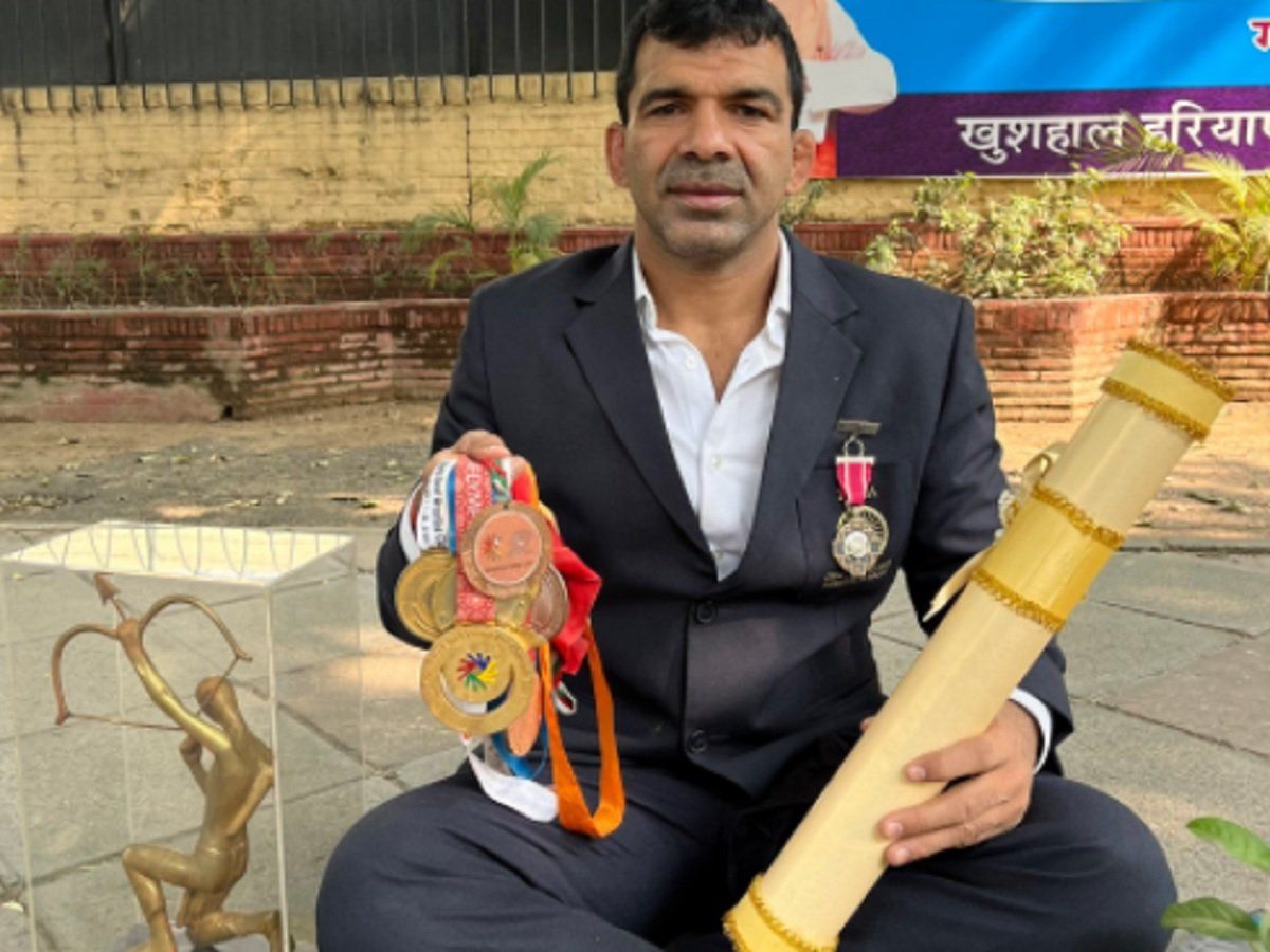 पद्मश्री मिलने पर खट्टर ने दी पहलवान को बधाई, खिलाड़ी ने कहा आप अधिकार क्यों नहीं देते, धरने पर भी बैठा