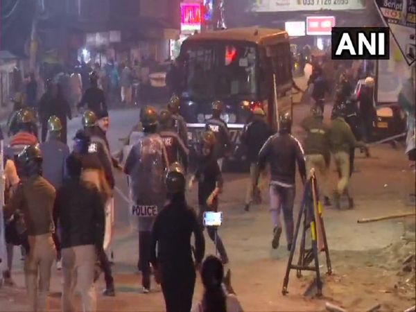 West Bengal Police lathicharge on Jadavpur University students in Kolkata during protest against JNU violence