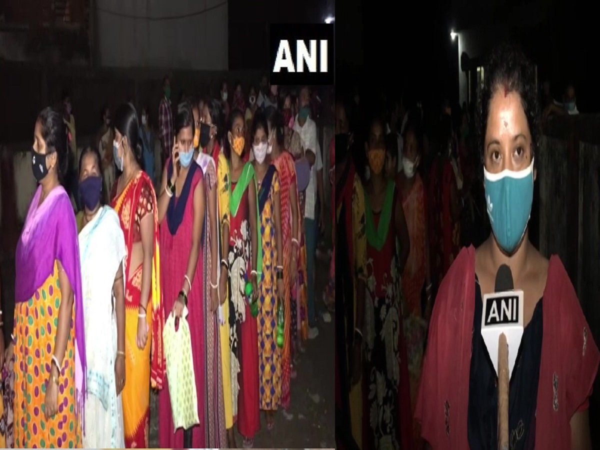 बंगाल: टीकाकरण को लेकर मारामारी, वैक्सीनेशन केंद्रों में अंधेरे में ही लाइन पर लगीं महिलाएं