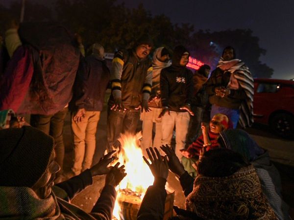 Weather updates cold in delhi ncr north india temperature fog visibility train flights