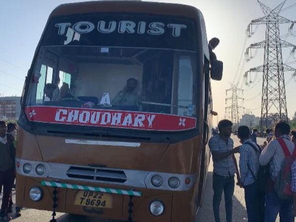 मजदूरों से मनमाना किराया ये रहे हैं निजी बस ऑपरेटर्स, छतों पर बिठाकर जोखिम में डाली जा रही जान