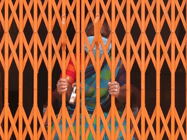 लॉकडाउन: पति की अंत्‍येष्टि में शामिल नहीं हो पाई महिला, वीडियो कॉल से देखी अंतिम झलक