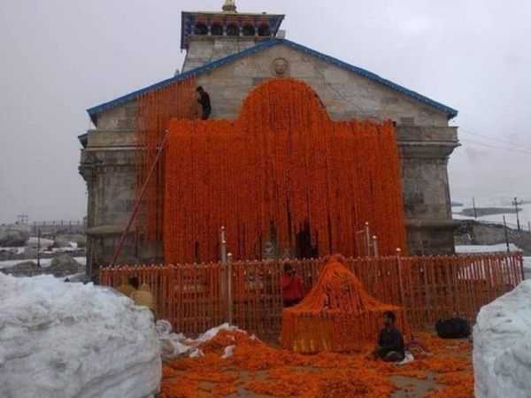 फूलों से सजा केदारनाथ धाम, आज खुलेंगे कपाट