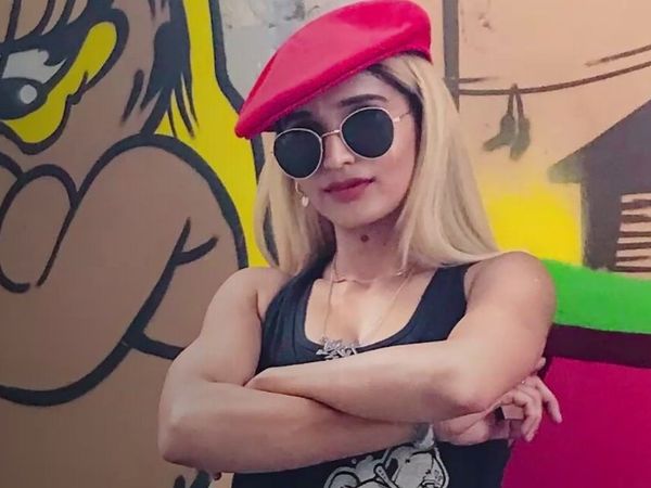 बर्लिन में रहने वाली ग्रैफिटी आर्टिस्ट काजल सिंह गावं- गावं जाकर सिखा रही आर्ट