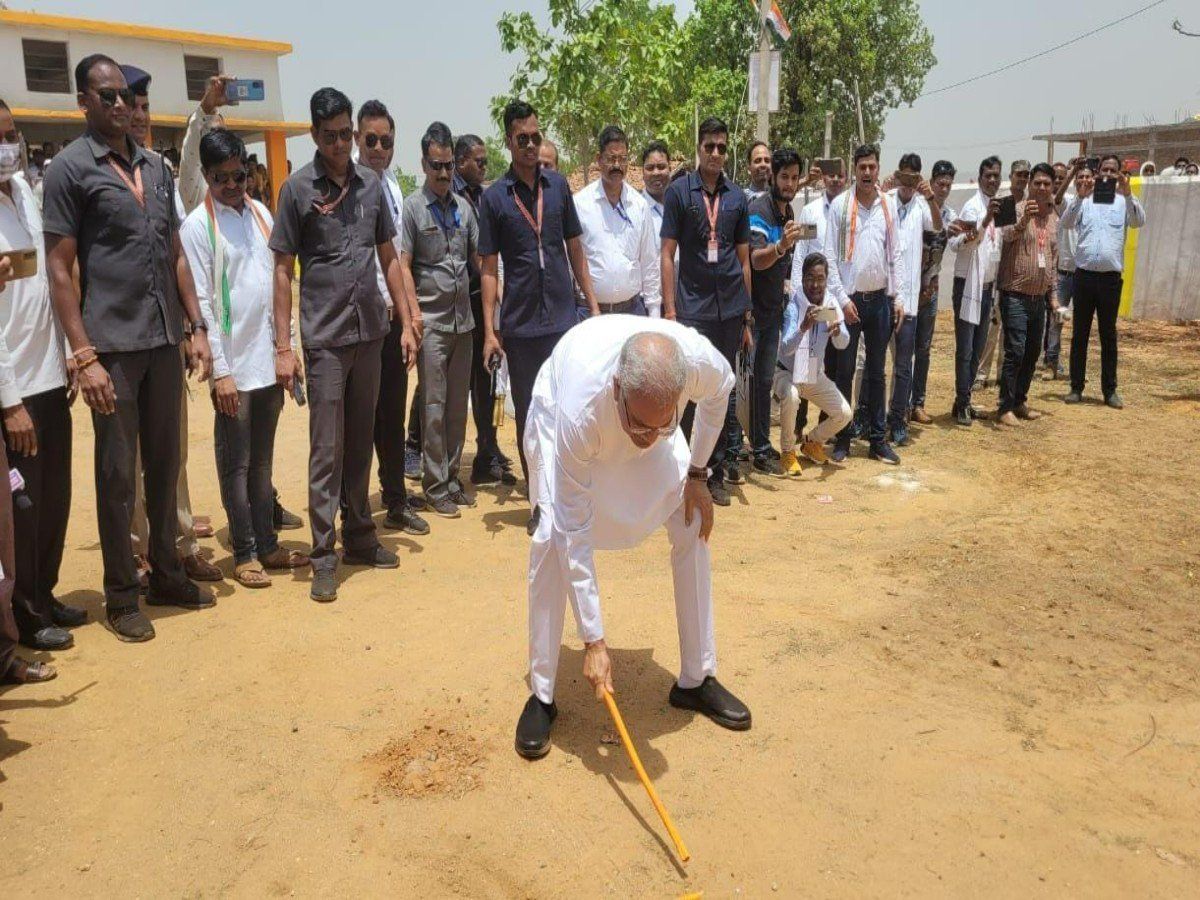 बच्चों के रंग में रंगे CM भूपेश बघेल, पारंपरिक खेलों का उठाया लुत्फ, हेलीकॉप्टर में घुमाने की इच्छा भी की पूरी