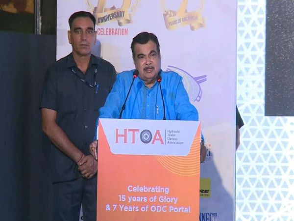 Nitin Gadkari at event organized by Hydraulic Trailer Owners Association