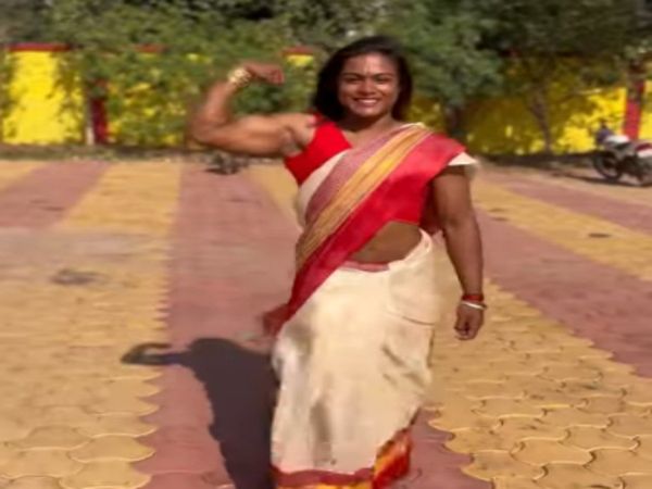 Woman Shows Shocking Body In Saree Video Goes Viral on Social media