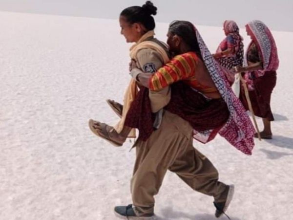 Woman Constable Carried old woman on her shoulder Heart Winning Photo Goes Viral