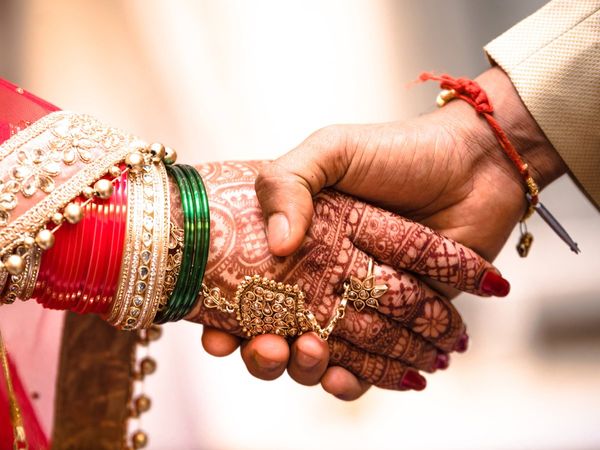 Woman left her husband in the market and went with her lover, said, do not follow me, married a week ago