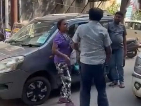 Woman slaps e rickshaw driver