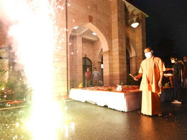 Ram Mandir news CM Yogi celebrates Deepotsav before Ram temple Bhoomi Pujan, celebrating by lighting lamps