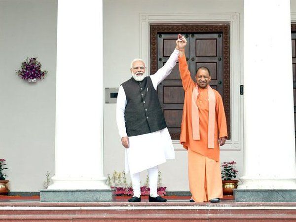 UP Election 2022: यूपी में वोटिंग से पहले सीएम योगी बोले- विजय सुनिश्चित, ट्वीट की पीएम मोदी के साथ 'नई तस्वीर'