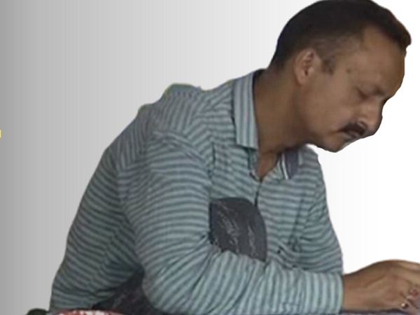 J&K: 5x7 फीट चादर पर कश्मीर का पुराना नक्शा बना आने वाले पीढ़ी को देना चाहते हैं संदेश