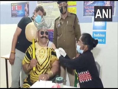 Madhya Pradesh: Donning the garb of 'Yamraj', a policeman took COVID-19 vaccine in Indore Madhya Pradesh: Donning the garb of 'Yamraj', a policeman took COVID-19 vaccine in Indore