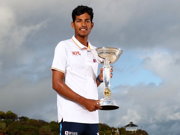 Yash-Dhull-U-19-World-Cup-Trophy