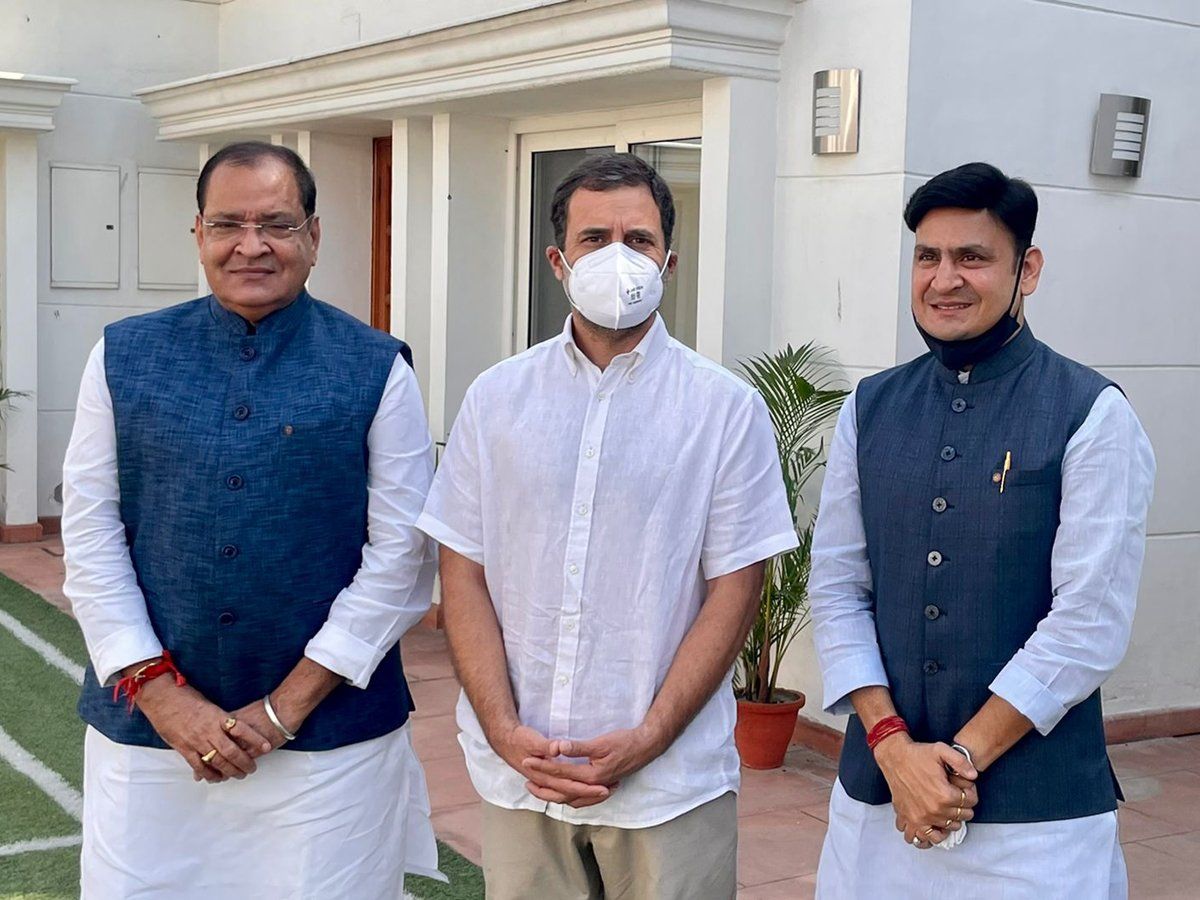 बीजेपी को बड़ा झटका, कांग्रेस में शामिल हुए उत्तराखंड सरकार के परिवहन मंत्री यशपाल आर्या