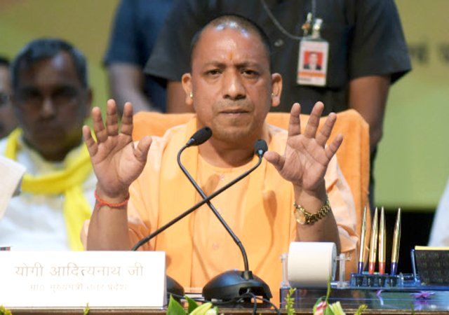 Varanasi:यूपी सीएम योगी आदित्यनाथ पहुंचे वाराणसी, की कोरोना संक्रमण इलाज समीक्षा
