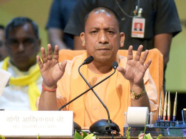 UP CM Yogi Adityanath reviewed efforts to prevent and cure corona virus infection in districts of Varanasi division