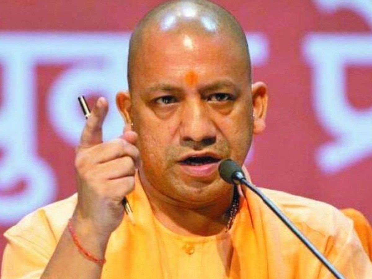 HC के आदेश के बाद एक्शन में योगी सरकार, बाराबंकी में सड़क के बीचों-बीच बनी मजार आधी रात को हटाई