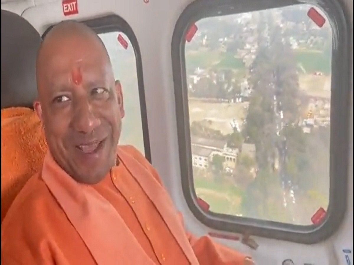 UP Election: जब CM योगी ने कहा- वहाँ देखो बुलडोज़र भी खड़े हैं मेरी सभा में, देखें वीडियो