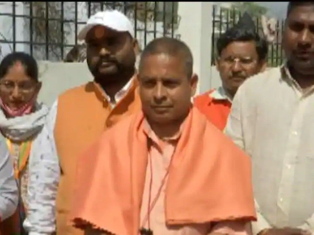 UP Election: अमेरिका से आकर BJP के लिए वोट मांग रहे हैं Yogi, हूबहू कद-काठी व भगवा चोला देख लोग भी हैरान