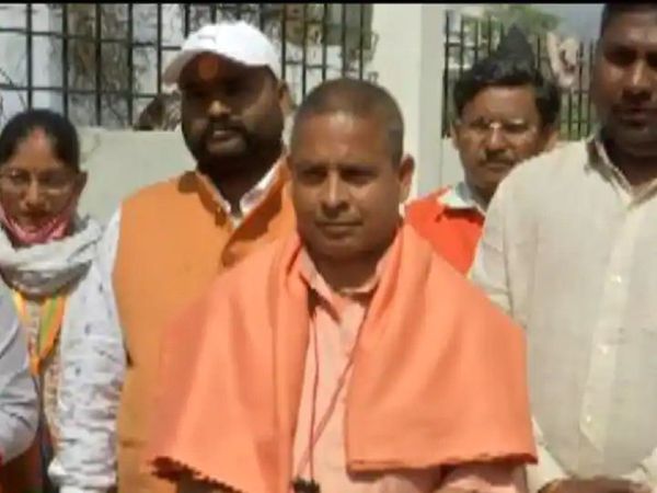 UP Election Yogi came from America and seeking votes for BJP, people are also surprised to see the Duplicate of CM Yogi