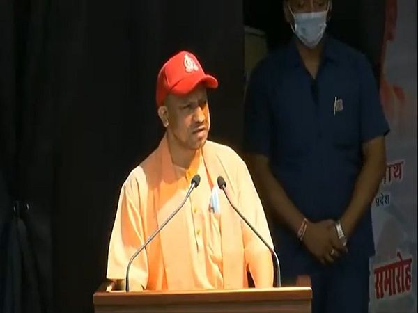 UP CM Yogi Adityanath said to the policemen Public does not take long to make a villain