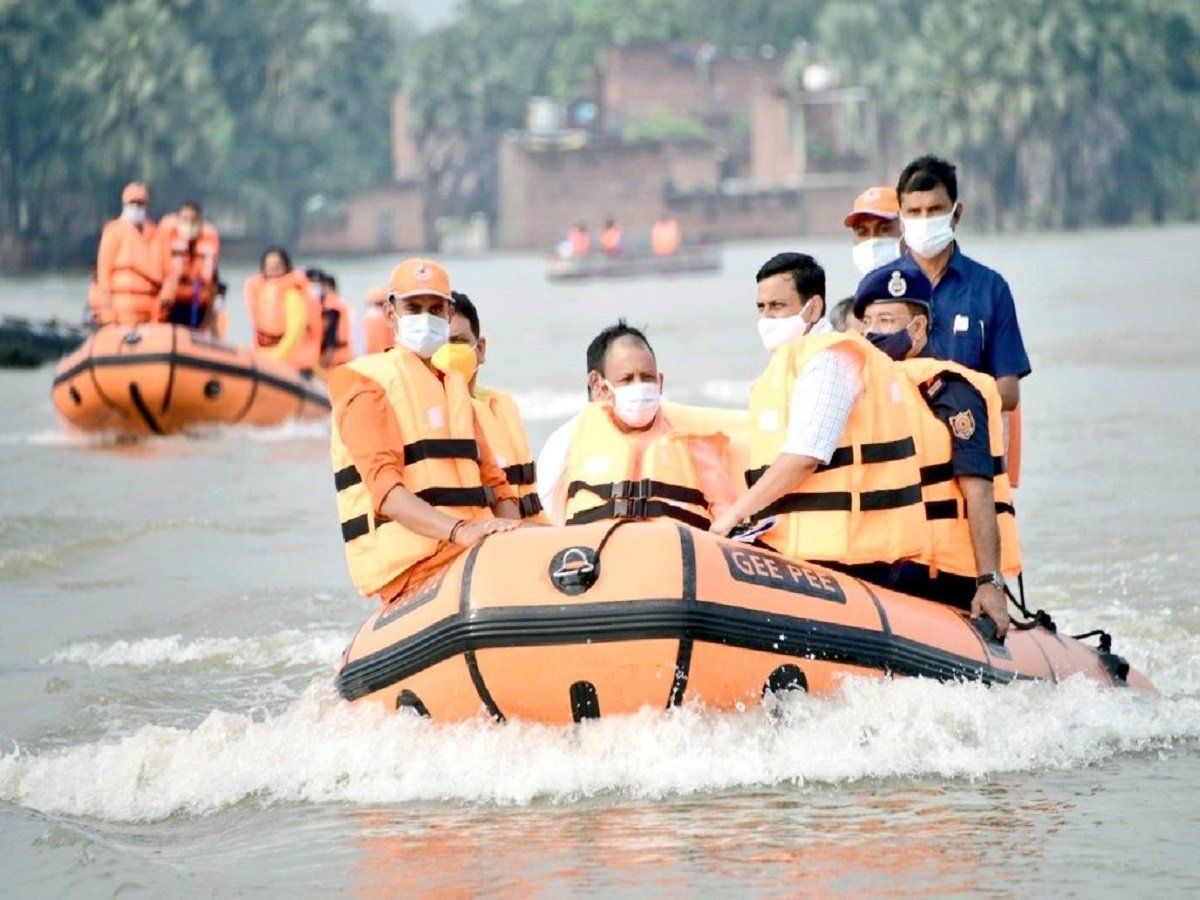 UP Floods: ग्राउंड जीरो पर योगी, वाराणसी में बाढ़ग्रस्त क्षेत्रों का बोट से किया दौरा