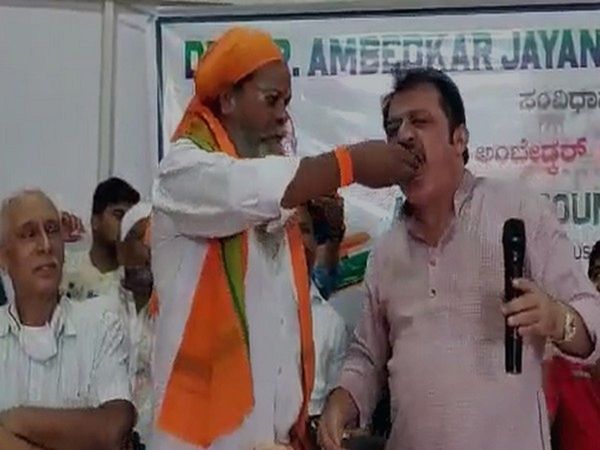 Karnataka Cong MLA Zameer Ahmed Khan  feeds Dalit Swamiji, asks him to remove food and eats it