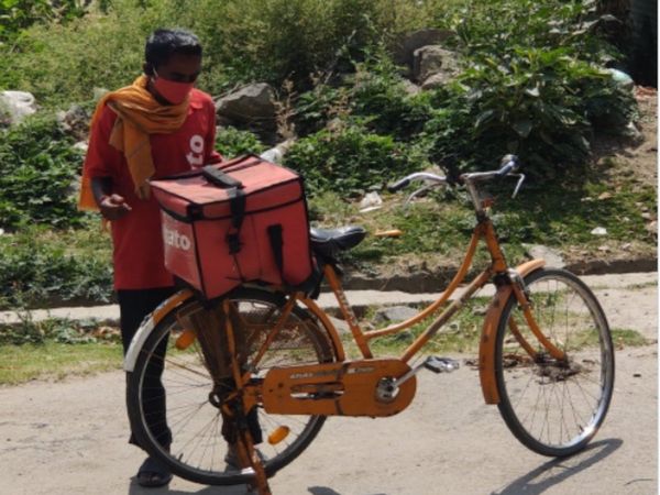 Delivery Boy Delivers Food On Time in 42 degree temperature in rajasthan people crowdfund