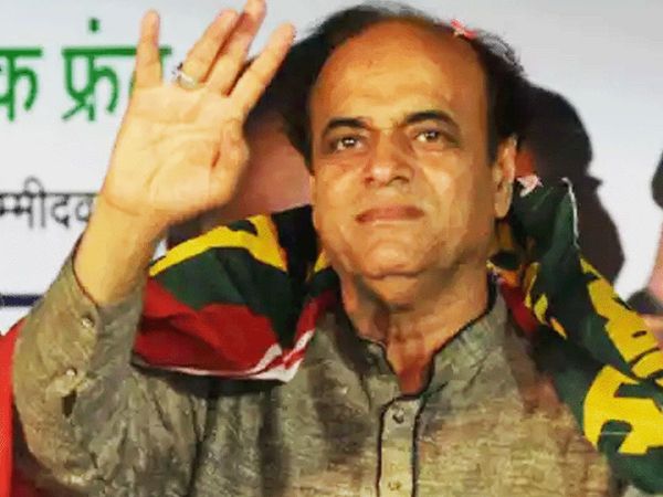 SP leader Abu Azmi celebrates birthday violating norms of social distancing see video