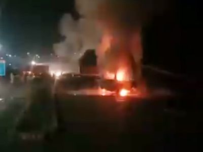 Fierce accident on Lucknow Expressway, fire in van collided with truck, 7 people burnt alive in unnnao UP Fierce accident on Lucknow Expressway, fire in van collided with truck, 7 people burnt alive in unnnao UP