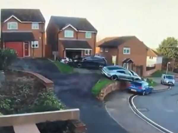 पार्किंग में हुई चूक, दो वाहनों को टक्‍कर मारकर नीचे गिरी पोर्श कार, भयावह एक्‍सीडेंट का Video Viral