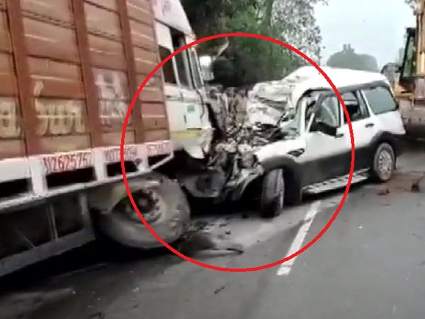 Pratapgarh road accident