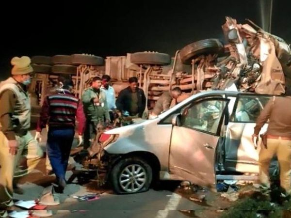  Mathura: 7 killed as oil tanker rams into car on Yamuna Expressway