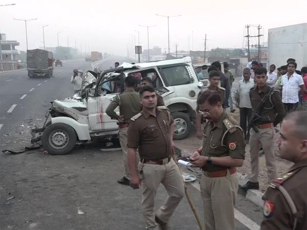 Road accident in Agra, 8 people dead
