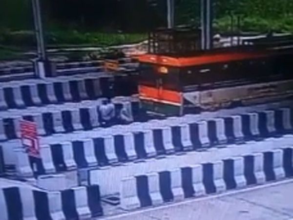 Bike collided with Bus at toll plaza in Bulandshahr 