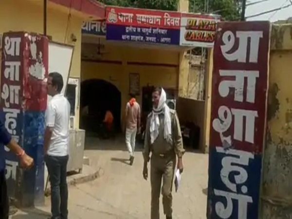 Miscreant acid attack on family sleeping on roof agra Police arrest